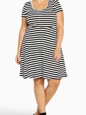 Torrid Stripe Ribbed Black White Scoop Neck Short Sleeves EUC Skater Dress Sz 1